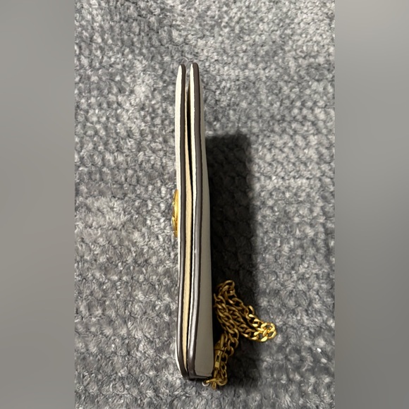 Tory Burch Chelsea Pebbled Leather Wristlet wallet Cream with Gold Accent - Picture 6 of 9